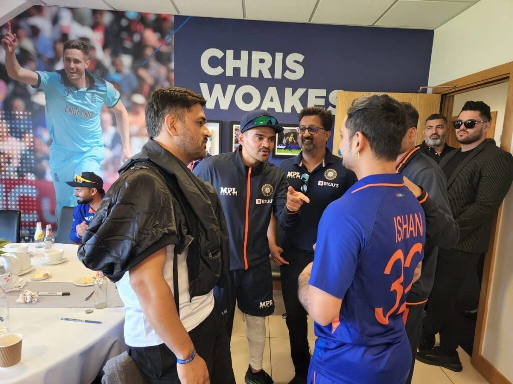 Dhoni with team india 01