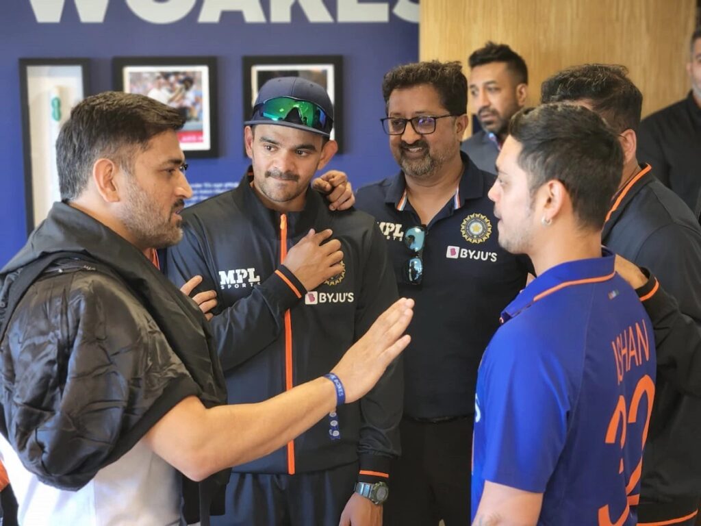 Dhoni with team india 02