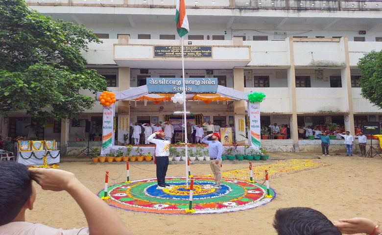 આદર્શ હાઈસ્કૂલ- humdekhengenews