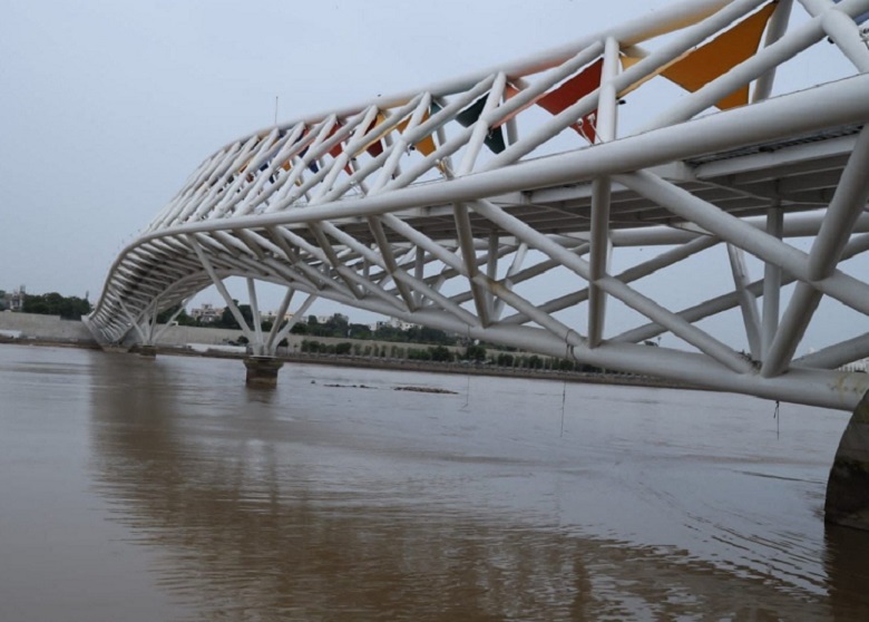 Ahmedabad foot over bridge 04