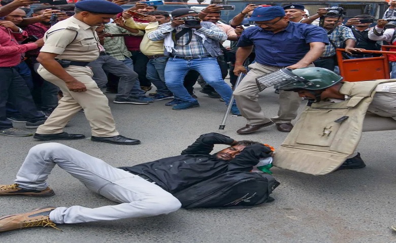 Police lathi-charge in Patna