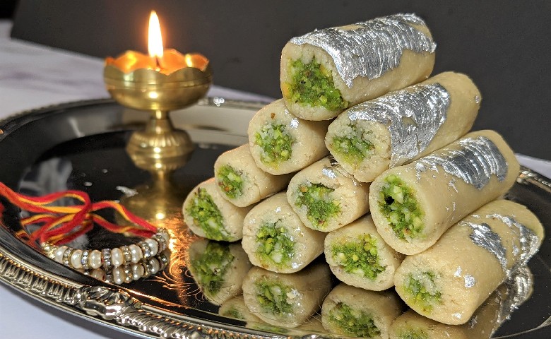 kaju pista roll