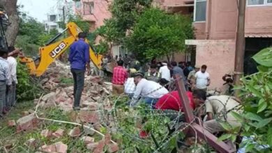 wall collapses while cleaning drains in Noida