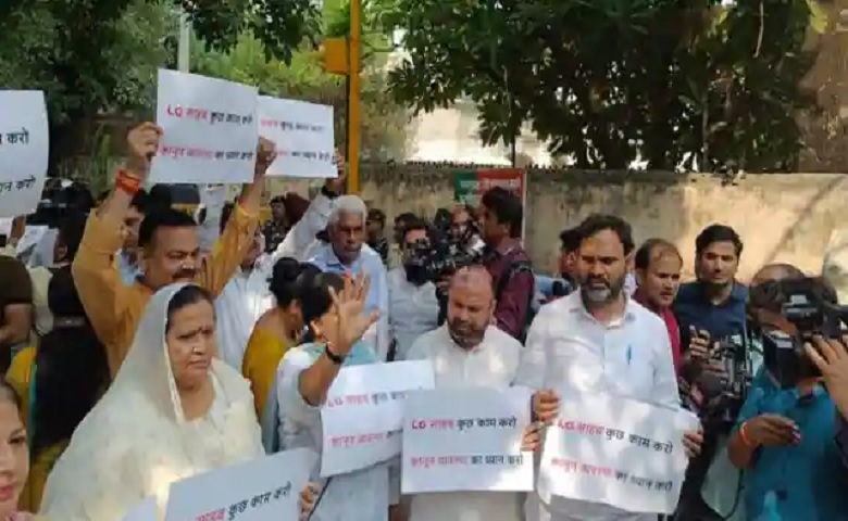 delhi AAP MLAs protest