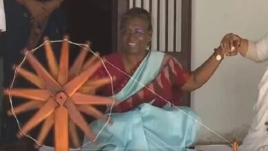 President spins the Charkha