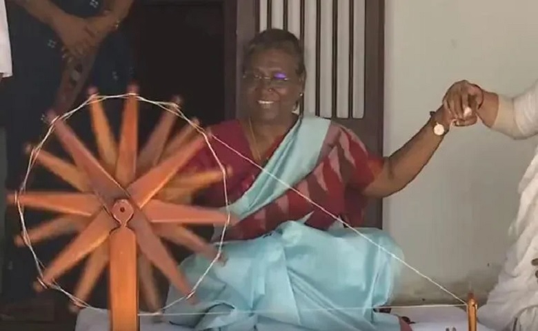 President spins the Charkha