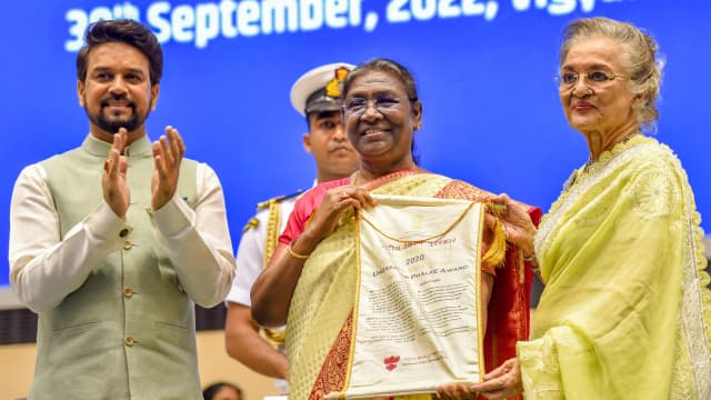 Asha Parekh honored with Dadasaheb Phalke Award