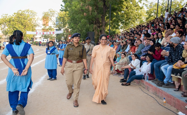 અમદાવાદ: માઉન્ટ કાર્મેલ સ્કૂલ ખાતે ડો. લવિના સિંહ અને પૃથ્વીરાજસિંહ જાડેજાની હાજરીમાં યોજાયો અનોખો કાર્યક્રમ - humdekhengenews