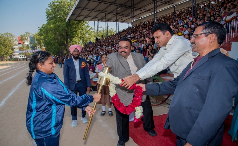 અમદાવાદ: માઉન્ટ કાર્મેલ સ્કૂલ ખાતે ડો. લવિના સિંહ અને પૃથ્વીરાજસિંહ જાડેજાની હાજરીમાં યોજાયો અનોખો કાર્યક્રમ - humdekhengenews