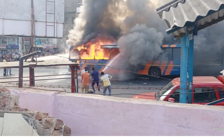 મણિનગરમાં Burning BRTS: અફરાતફરીનો માહોલ hum dekhenge news