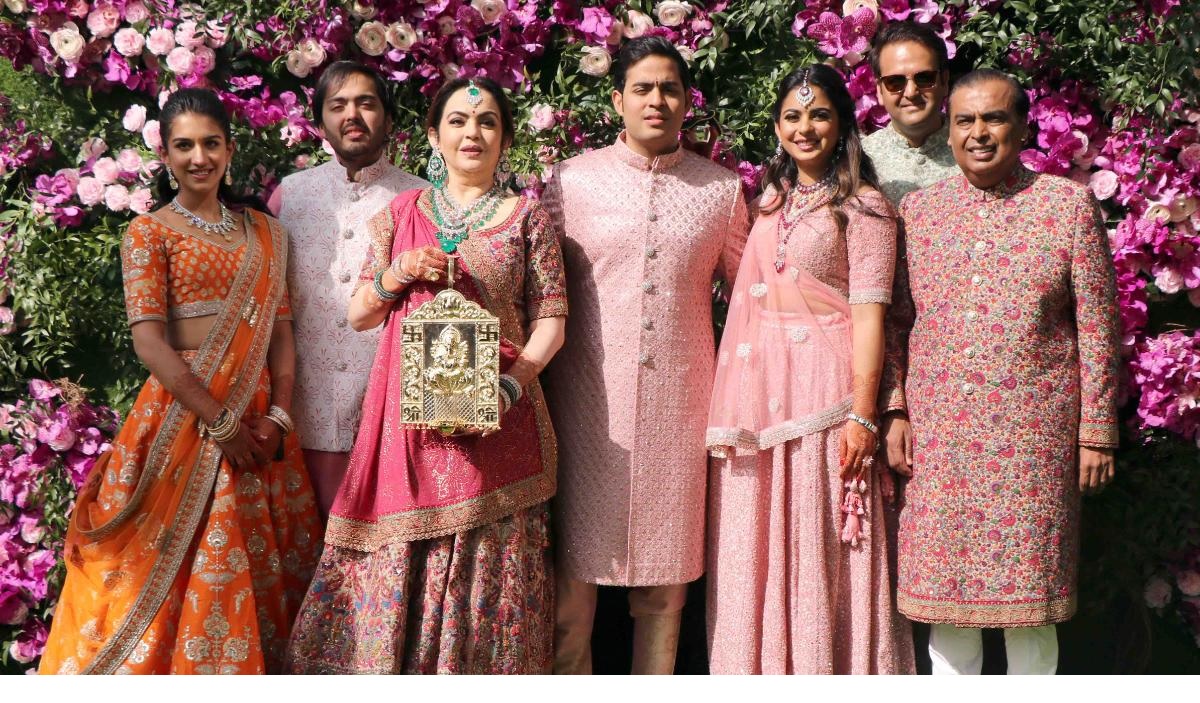 Mukesh Ambani and Family Hum Dekhenege