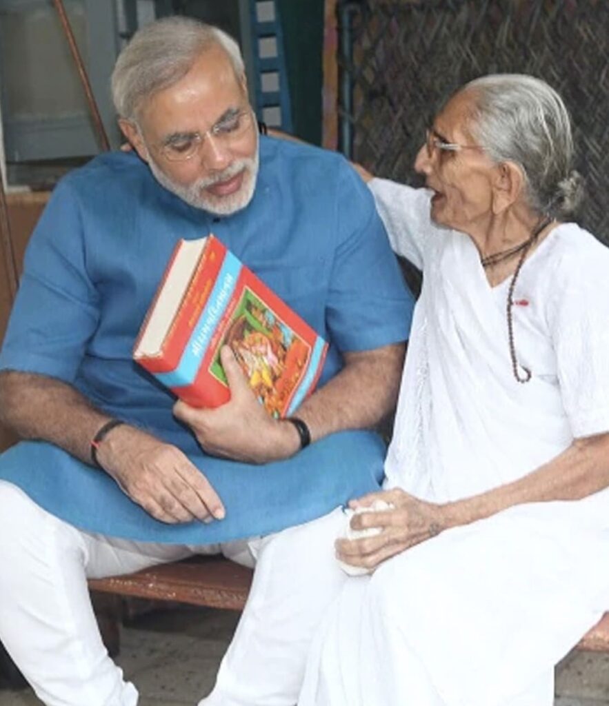 PM Modi with mother Hira ba Hum Dekhenge News 010