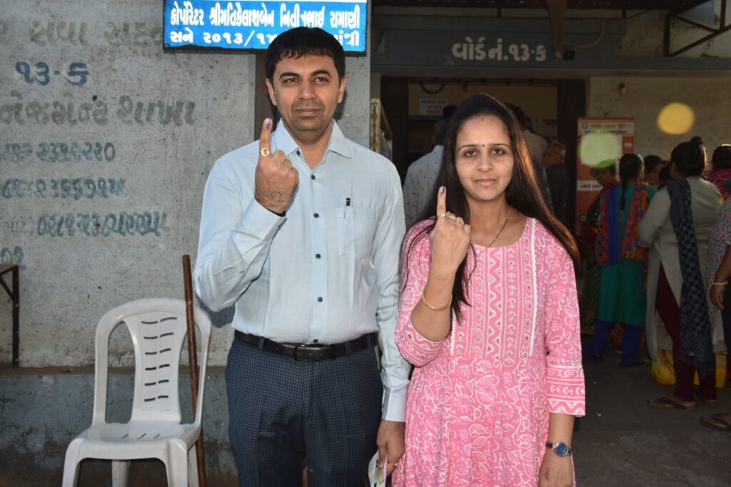 રાજકોટના પ્રથમ નાગરિક અને મેયર ડો.પ્રદીપ ડવએ કર્યું મતદાન- humdekhengenews