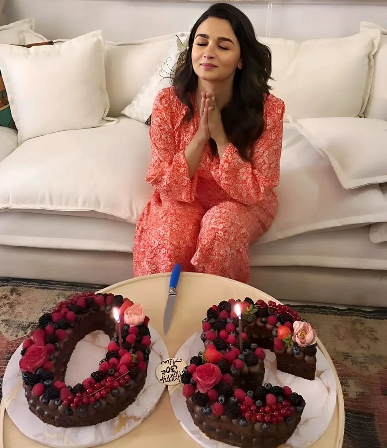 Alia Bhatt Birthday Hum Dekhenge News