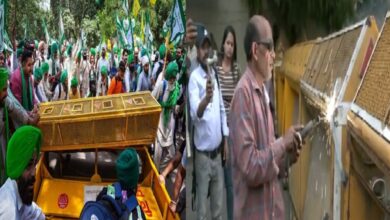 barricades welded at Jantar Mantar