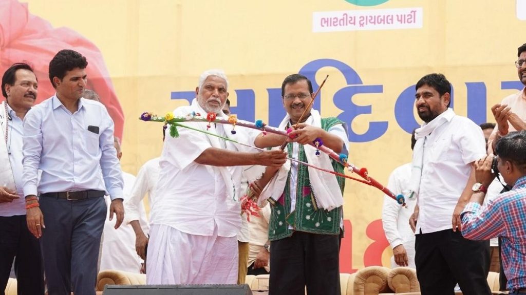 અરવિંદ કેજરીવાલ અને છોટુ વસાવા; એચડી ન્યૂઝ