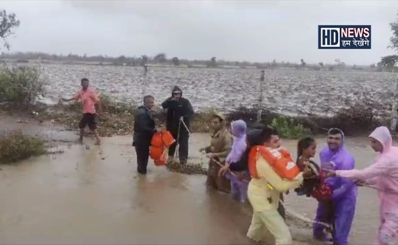 ભુજ: દુર્ગાપુરના વાડી વિસ્તારમાં કમરડુબ પાણીમાં ફસાયેલા 16 લોકોને બચાવ્યા માંડવી પોલીસે