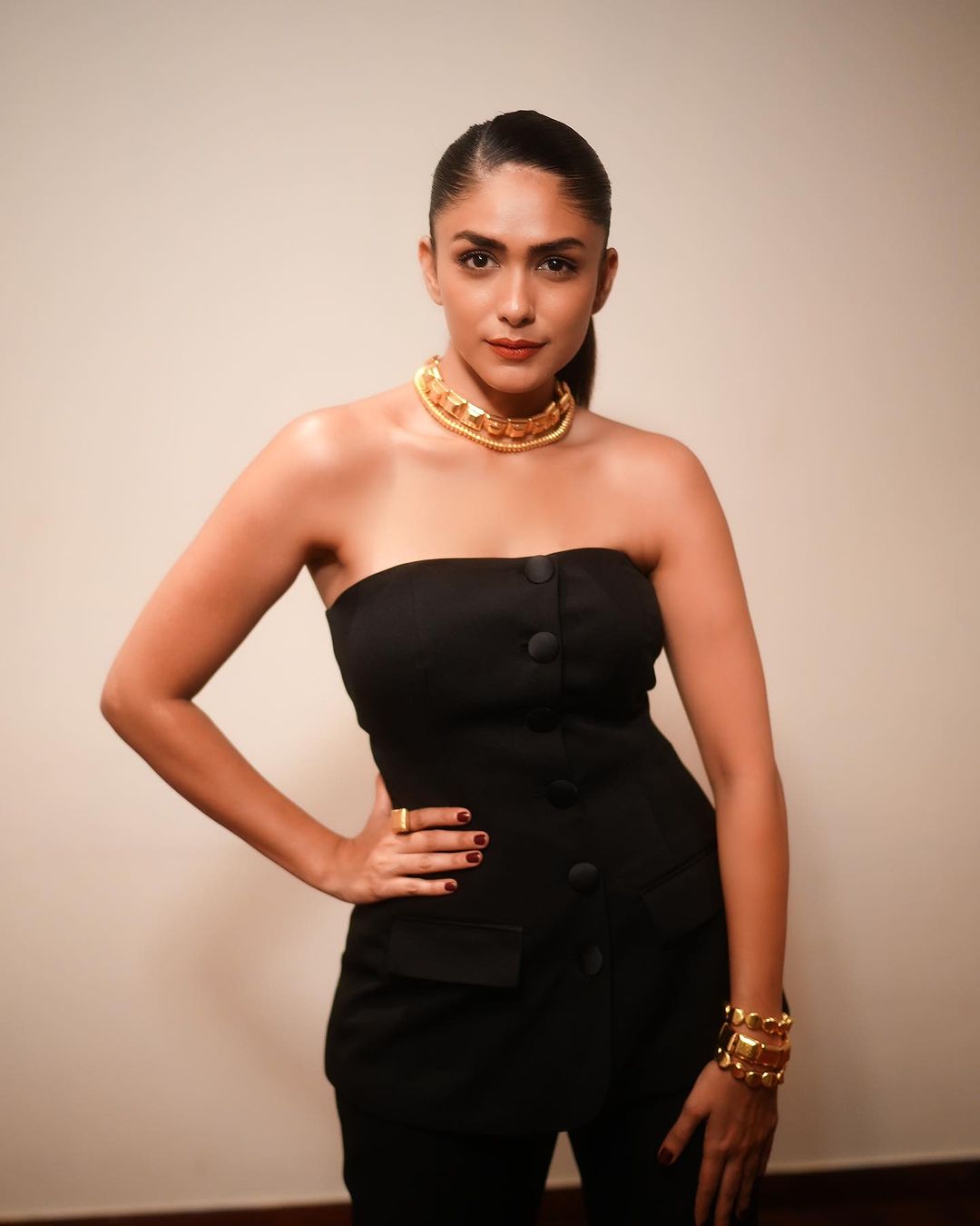 Mrunal Thakur (6)