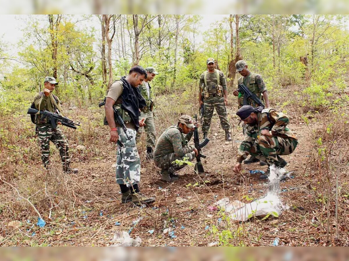 બીએસએફની ટીમ અને નક્સલવાદીઓ વચ્ચે અથડામણ