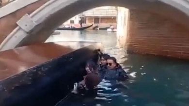 venice selfie in boat