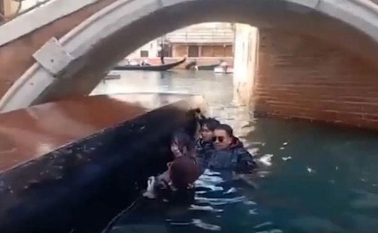 venice selfie in boat