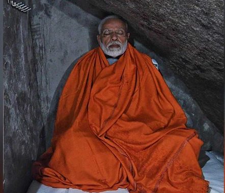 PM IN KEDARNATH CAVE