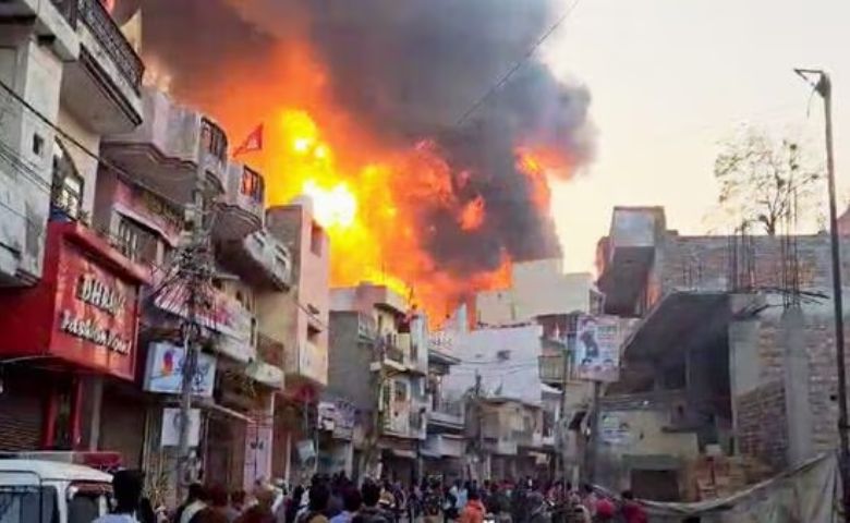 delhi fire in paint factory